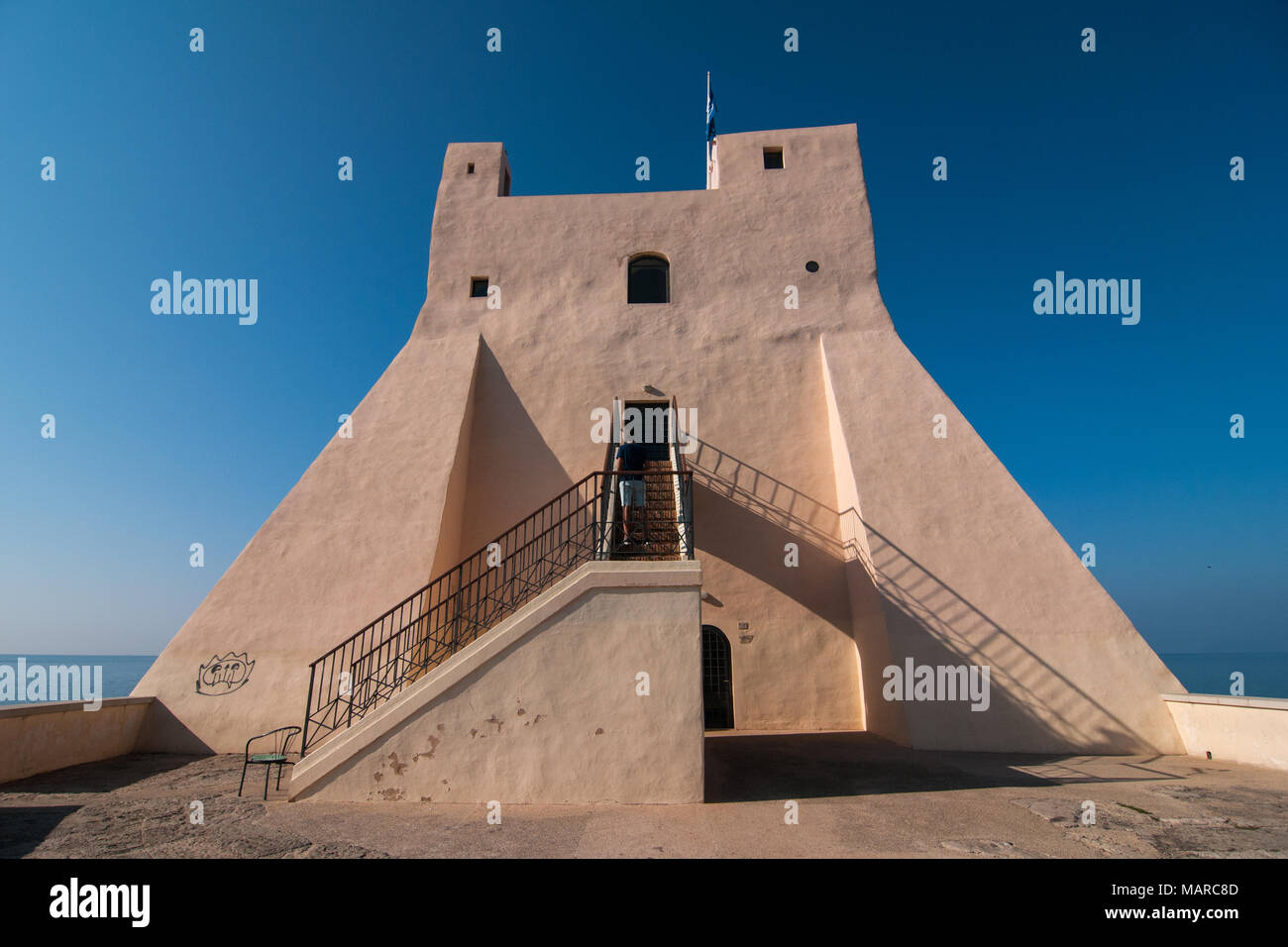 Torre truglia des Dorfes von Sperlonga, Italien. Sperlonga ist eine Küstenstadt in der Provinz Latina, Italien, etwa auf halbem Weg zwischen Rom und Neapel. Stockfoto