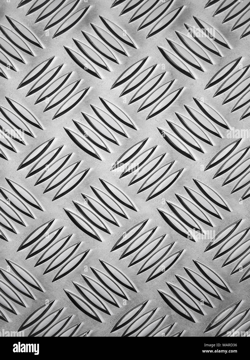 Abstraktes Muster aus der industriellen Rutschfeste geprägtem Metall. Stockfoto