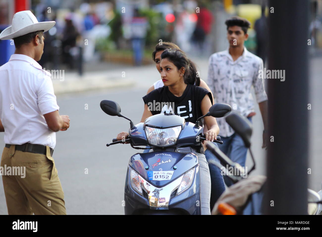 Bangalore, Indien - 16. Oktober 2016: Ein lokaler Verkehr Polizei Fänge Radler für den Verstoß gegen die Verkehrsregeln nicht mit Helm. Stockfoto