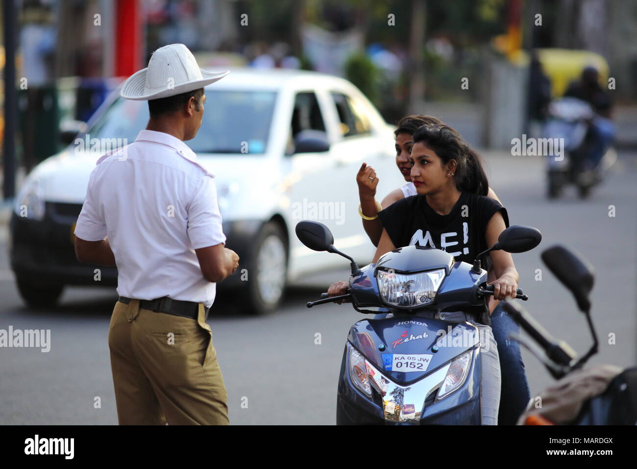 Bangalore, Indien - 16. Oktober 2016: Ein lokaler Verkehr Polizei Fänge Radler für den Verstoß gegen die Verkehrsregeln nicht mit Helm. Stockfoto
