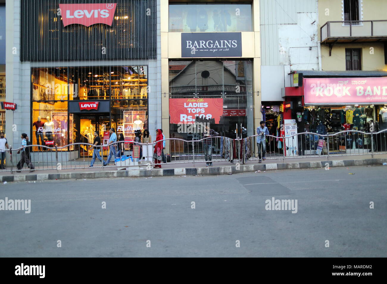 Bangalore, Indien - 16. Oktober 2016: Paar markenshops an der Brigade Road, Bangalore. Der Brigade Road ist eine der belebtesten Geschäftsviertel der Stadt. Stockfoto