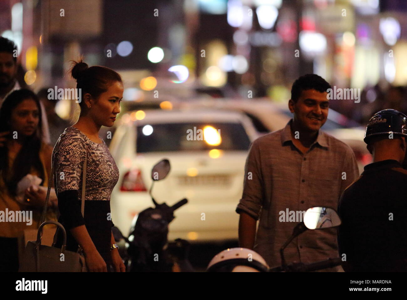 Bangalore, Indien - 16. Oktober 2016: Unbekannte Personen in ein freundliches Gespräch bei der MG Road, Bangalore. Stockfoto