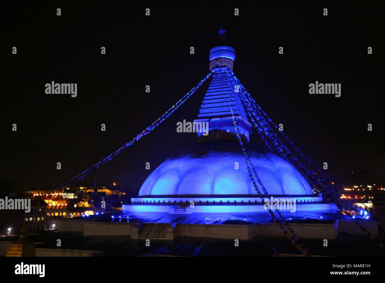 Kathmandu, Nepal. 03 Apr, 2018. Die berühmte Bouddhanath Tempel in lokalen Bouddha von Kathmandu war Beleuchtet blau leuchtet, anlässlich der 11. jährlichen World Autism Bewußtsein Tag als Teil der internationalen '#LightItUpBlue "Kampagne für Akzeptanz und Unterstützung von Autismus in der Gesellschaft. Die Leute auch Kerzen rund um die Kunst der Darstellung der Symbol für Autismus in der Anerkennung von Menschen, die mit dieser Behinderung beleuchtet. Credit: Archana Shrestha/Pacific Press/Alamy leben Nachrichten Stockfoto