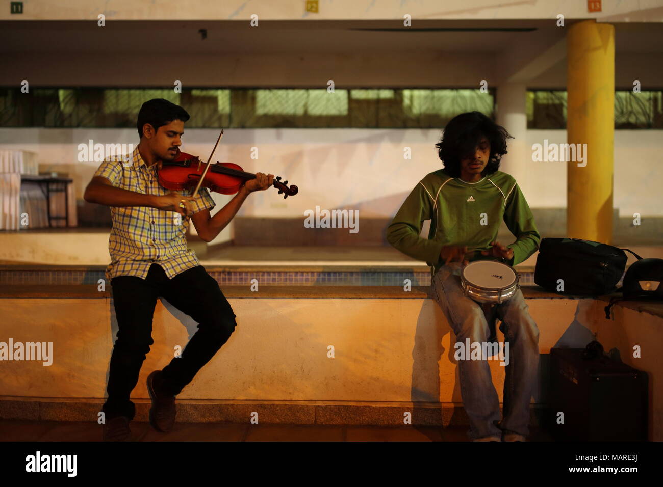 Bangalore, Indien - 16. Oktober 2016: unbekannte Musiker spielen Darbuka und Violine am Abend in der Fußgängerzone seitlich in der Nähe der U-Bahnstation. Stockfoto