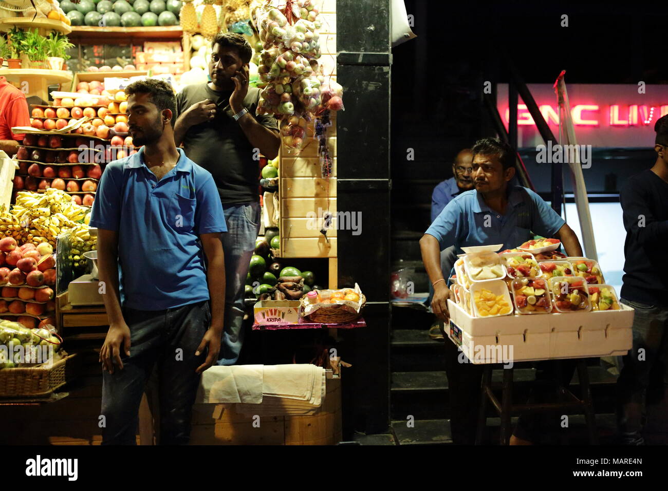 Bangalore, Indien - 16. Oktober 2016: Unbekannte Frucht Verkäufer auf der Suche nach Kunden, diesen Abend an der Brigade Road Junction, Bangalore. Stockfoto