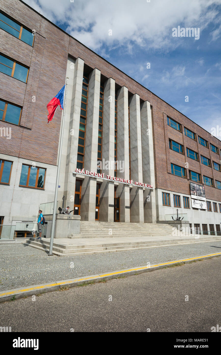Prag. Der Tschechischen Republik. Äußere des Nationalen Technischen Museums NTM (Národní technické Muzeum). Funktionalistische Gebäude wurde durch die Architektur konzipiert Stockfoto Prag. Der Tschechischen Republik. Äußere des Nationalen Technischen Museums NTM (Národní technické Muzeum). Funktionalistische Gebäude wurde durch die Architektur konzipiert Stockfoto