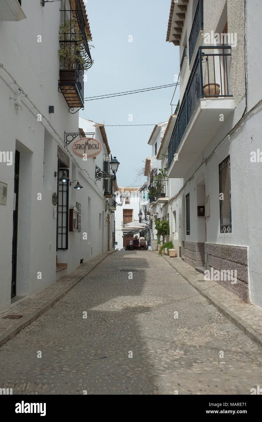 Die Altstadt von Altea, Alicante, Spanien. Ein typisches weißgetünchtes spanisches Pueblo / Dorf an der mediterranen Costa Blanca Küste. Stockfoto