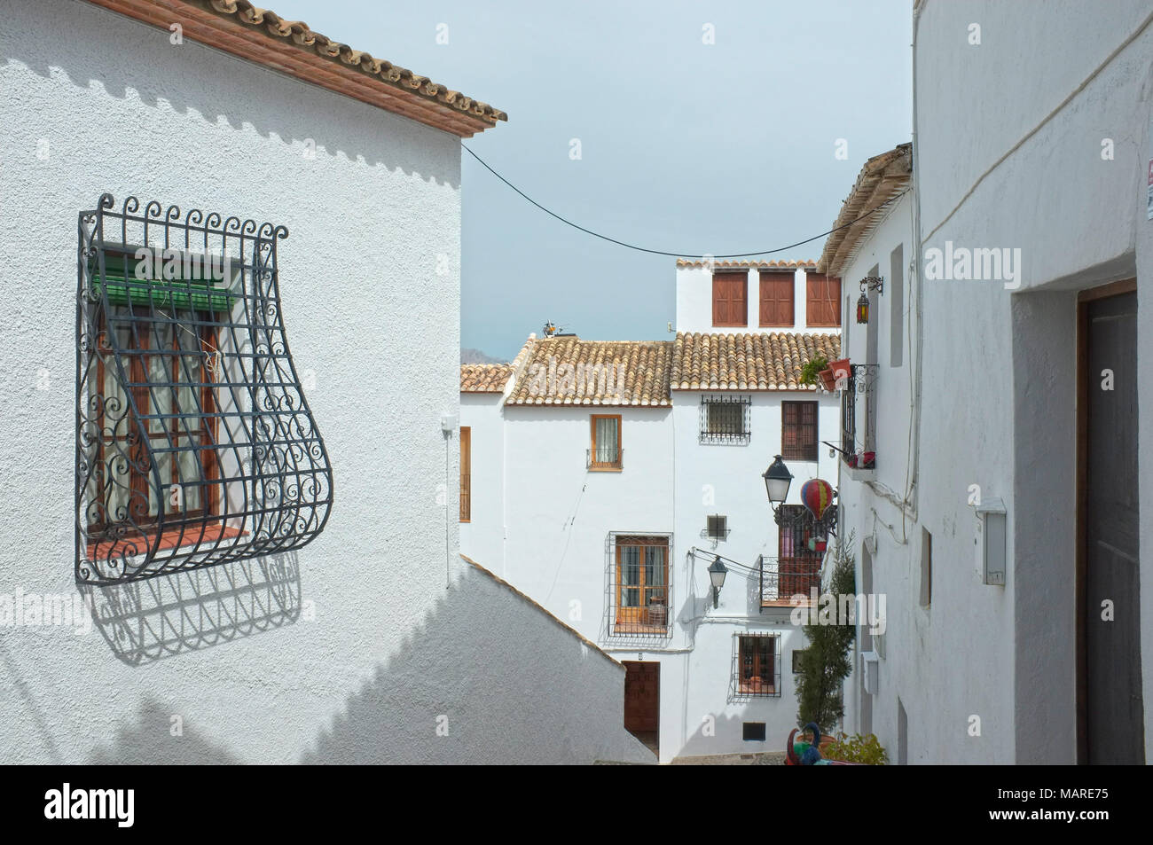 Die Altstadt von Altea, Alicante, Spanien. Ein typisches weißgetünchtes spanisches Pueblo / Dorf an der mediterranen Costa Blanca Küste. Stockfoto
