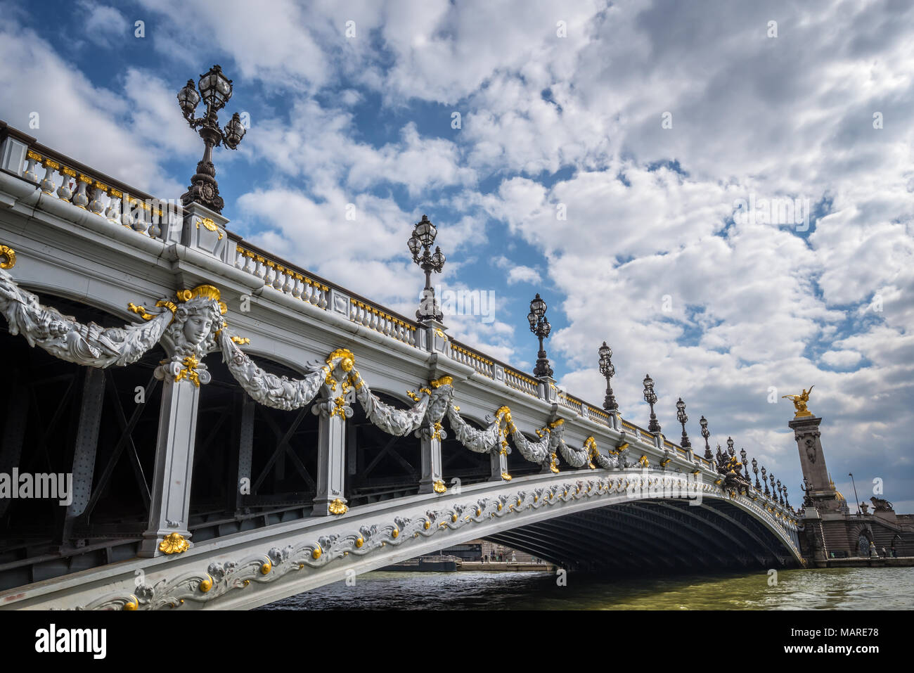 Alexandre III Brücke und dem Fluss Seine in Paris Frankreich Stockfoto