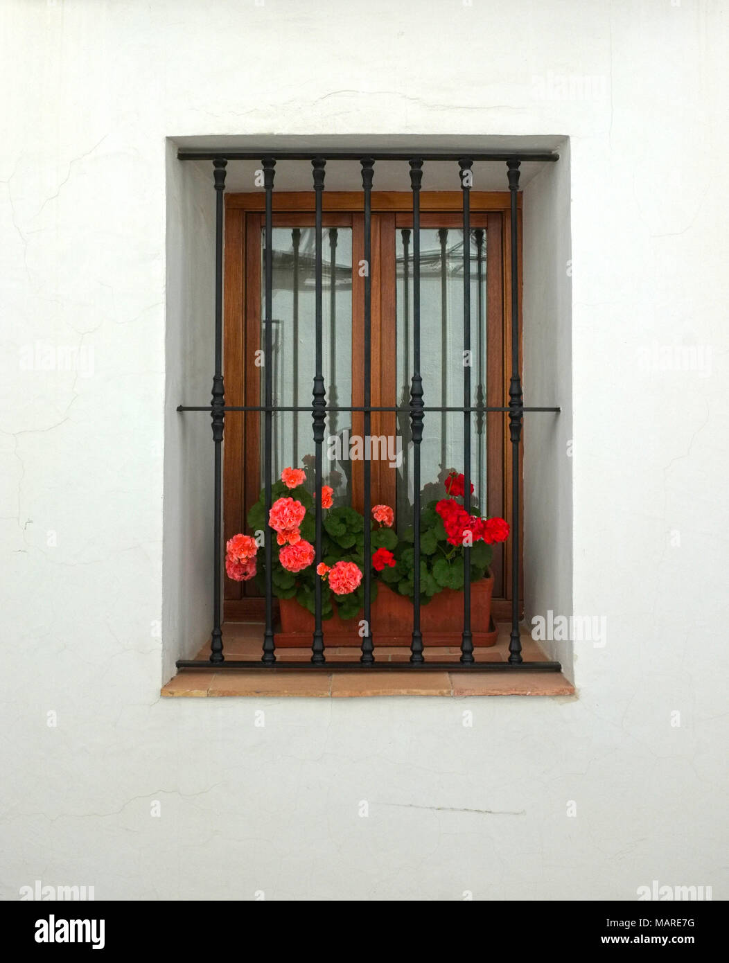 Eine typische weiß lackiert Dorfstraße Fenster mit Blumenarrangement Szene in Altea, Alicante, Spanien. Stockfoto