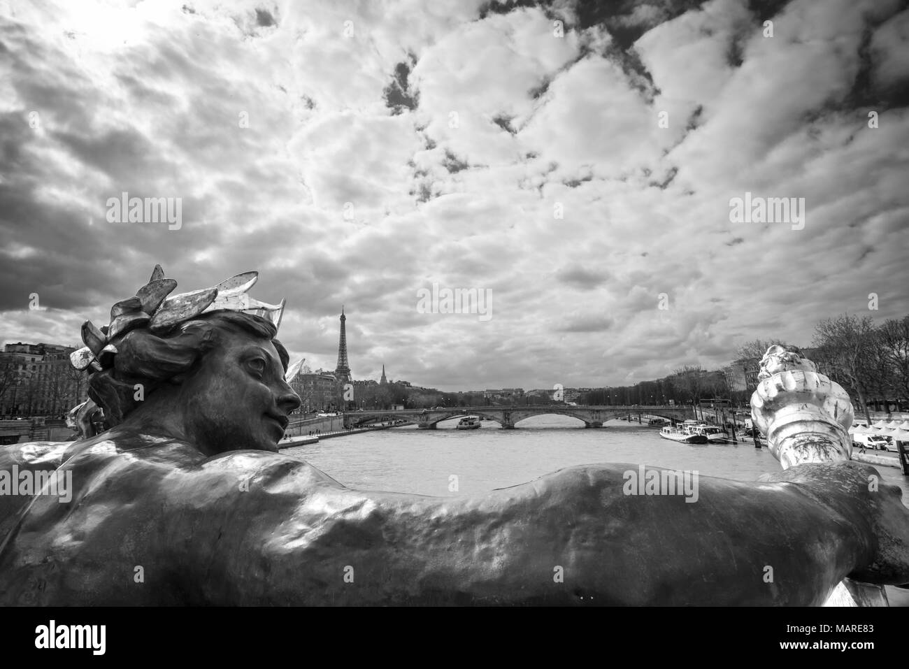 Antike Statue auf Brücke Alexandre III, der Seine und dem Eiffelturm, Paris, Frankreich, die Schwarz-Weiß-Fotografie Stockfoto
