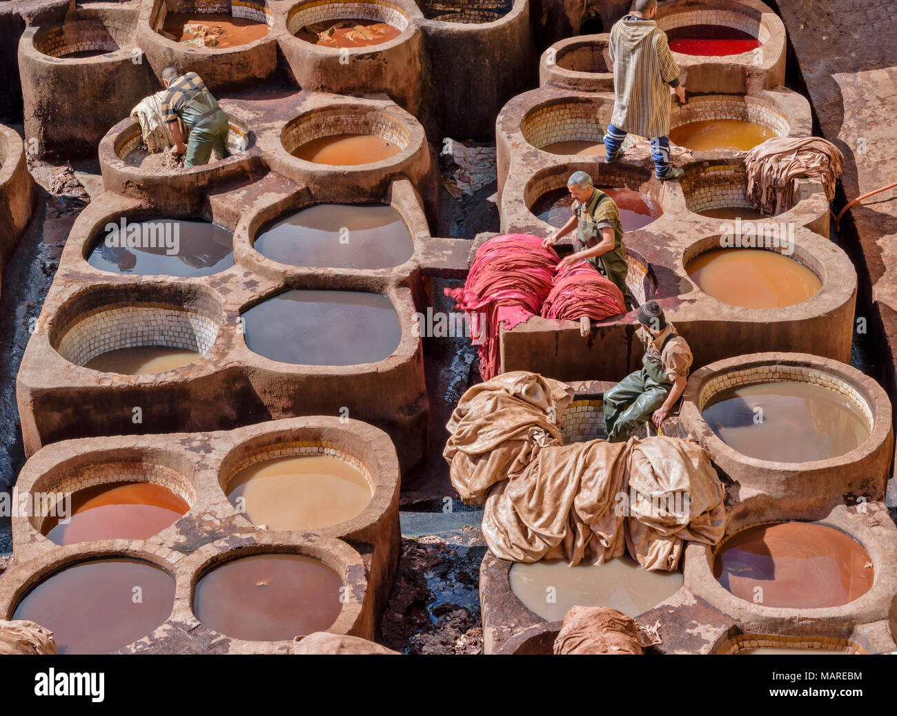 Marokko Fes Medina Souk CHOUWARA GERBEREIEN RUNDSCHREIBEN BOTTICHE mit bunten Farben und blendet MIT VIER ARBEITER Stockfoto