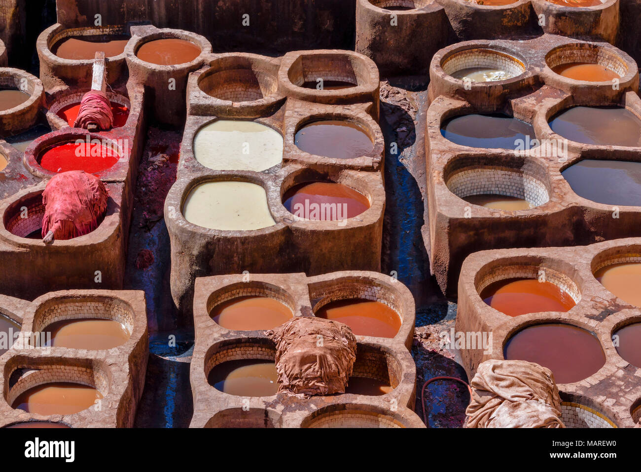 Marokko Fes Medina Souk CHOUWARA GERBEREI GERBEREIEN RUNDSCHREIBEN Fässer oder Tanks mit farbigen FARBSTOFFE MIT DER BLENDET DIE VIELEN FARBEN IN DEN TANKS Stockfoto
