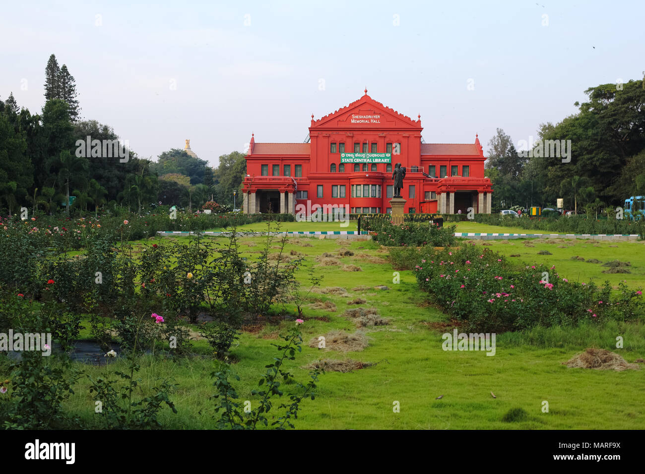 Bangalore, Indien - 19. Oktober 2016: Vorderansicht des Staates zentrale Bibliothek, ein rotes Gebäude im neoklassizistischen Stil, steht wie ein Wahrzeichen. Stockfoto