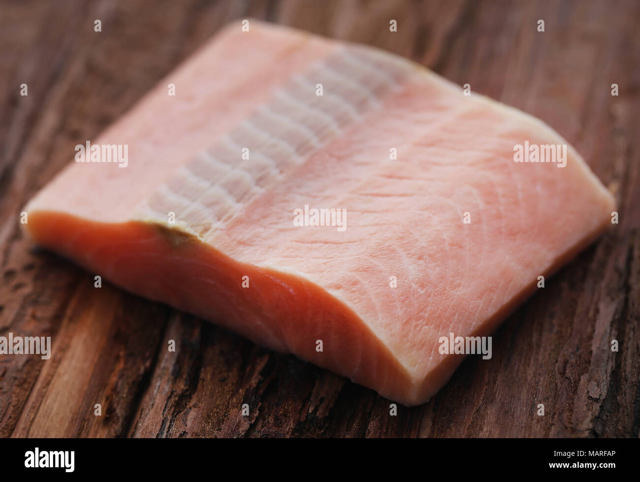 Ungekochter Lachs Fisch auf Holz- Oberfläche Stockfoto