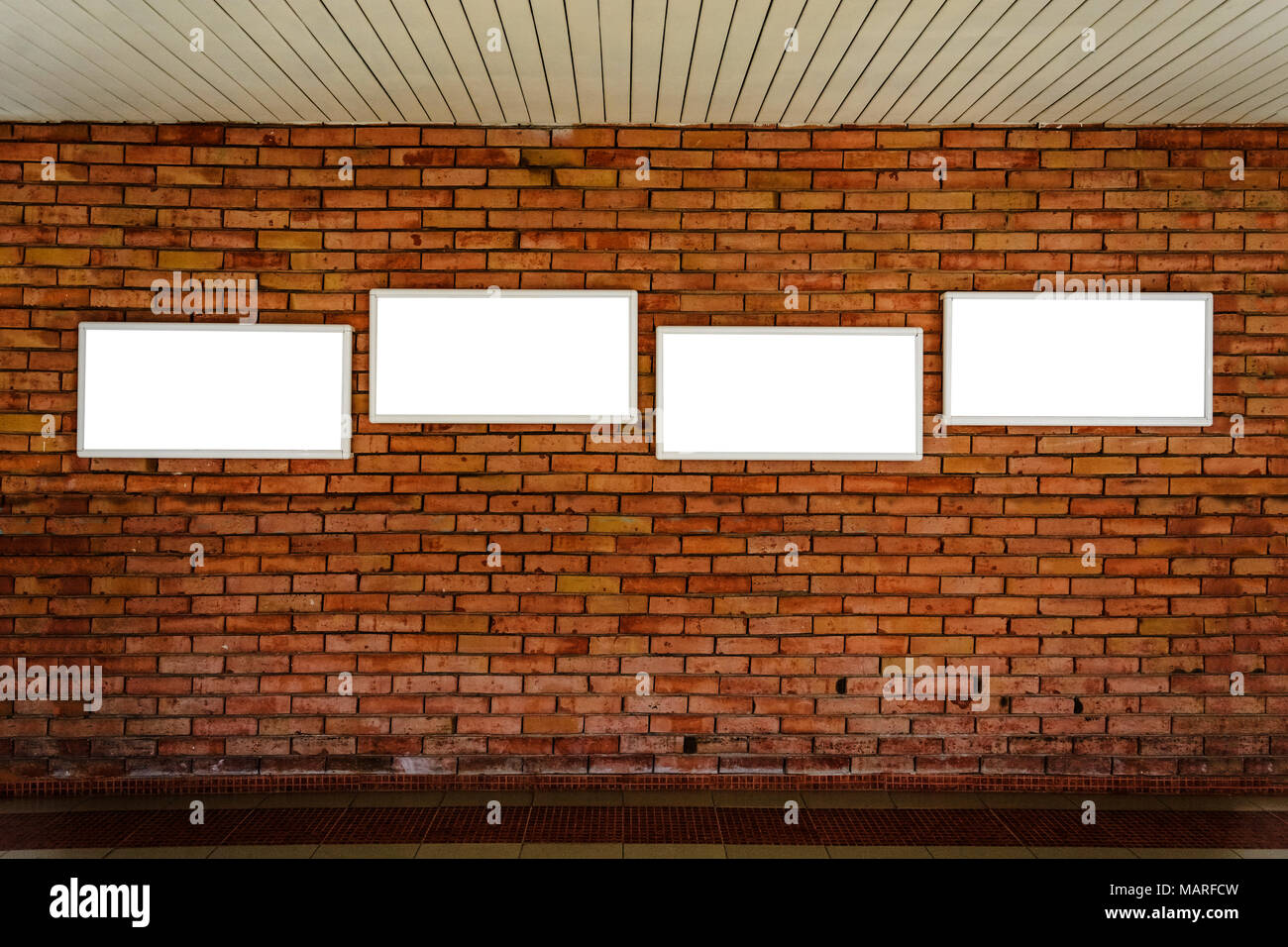 Vier leere Rahmen mock up auf einer alten Mauer Stockfoto