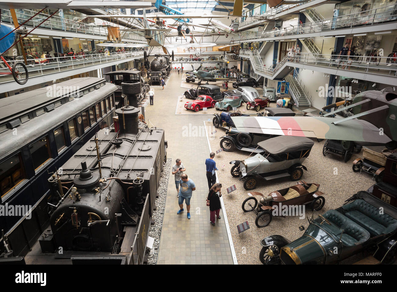 Prag. Der Tschechischen Republik. Flugzeuge, Züge und Autos, die in der einzelstaatlichen technischen Museum NTM (Národní technické Muzeum). Stockfoto