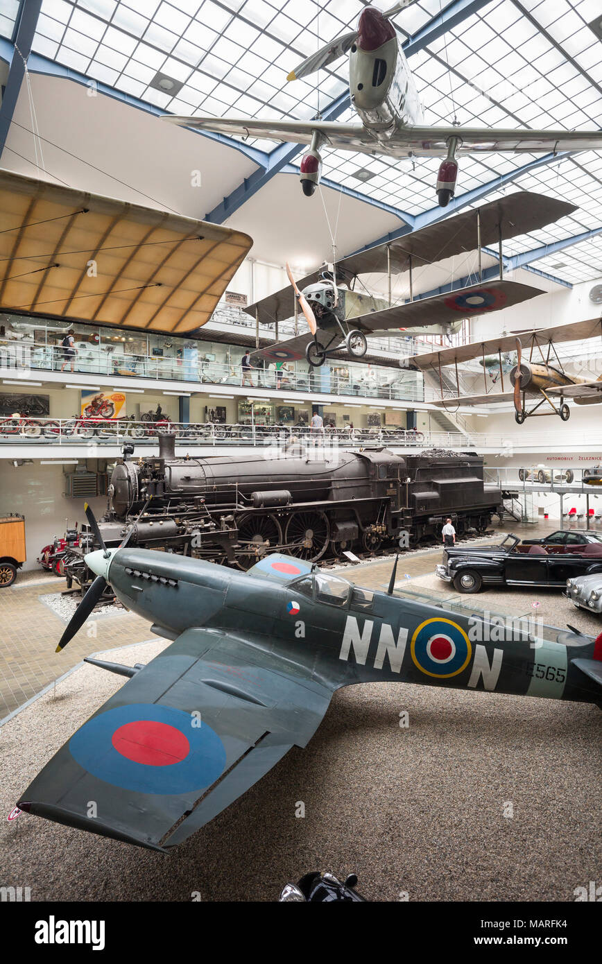 Prag. Der Tschechischen Republik. Spitfire, Innenraum des Nationalen Technischen Museums NTM (Národní technické Muzeum). Im Vordergrund ist die britische Supermarine Spi Stockfoto