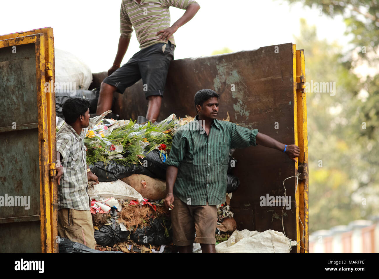 Bangalore, Indien - 20. Oktober 2016: Metropolitan Müllsammler auf den Müll, die Lkw in der shivajinagar Gegend der Stadt entdeckt. Stockfoto