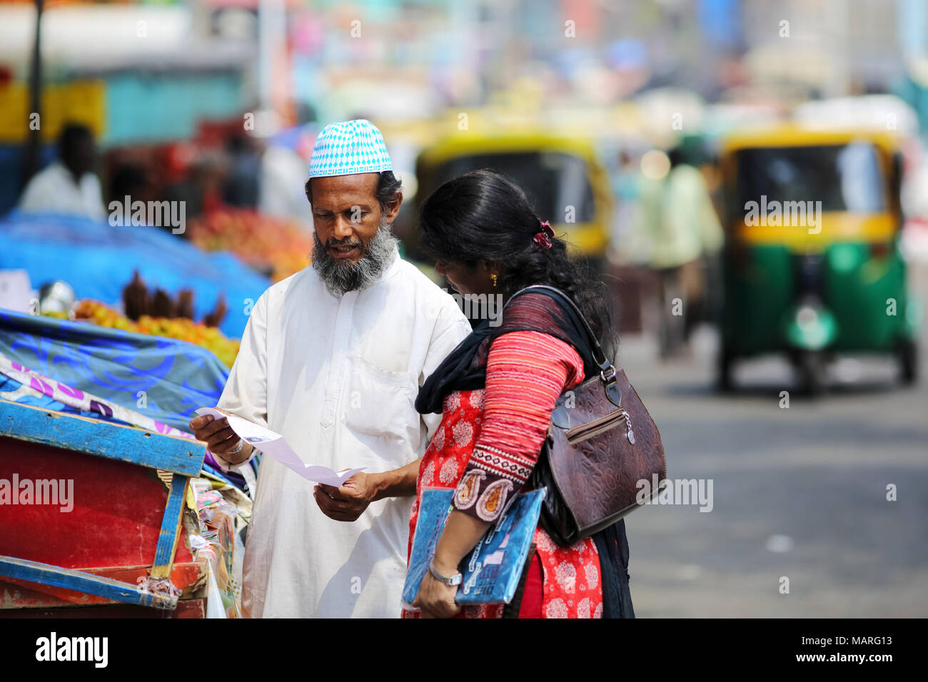 Bangalore, Indien - 20. Oktober 2016: unbekannte Dame fragt ein strassenrand Obst Verkäufer für eine bestimmte Adresse im shivajinagar Market Area. Stockfoto