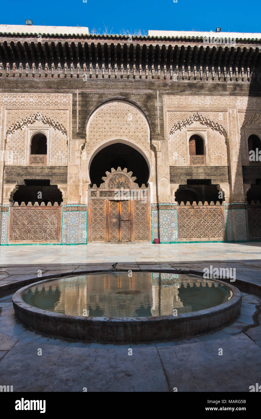 Yard in Bou Inania Madrasa mit schöne Beispiele von Marinid Architektur, Fes, Marokko Stockfoto