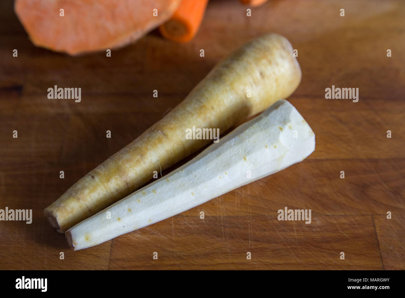 Schneiden von süßen Kartoffeln Stockfoto