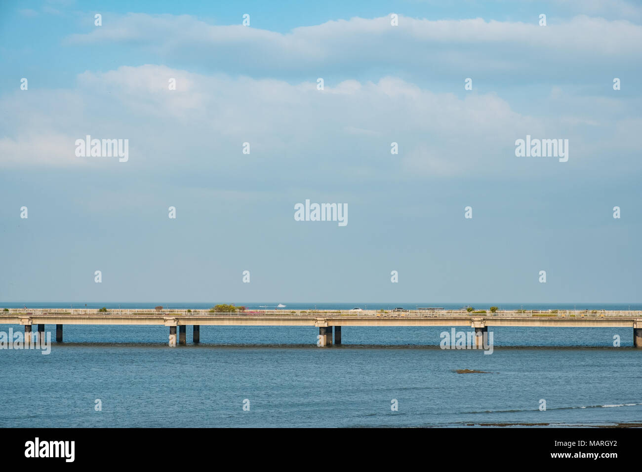 Straße über Wasser - Autobahnbrücke über Meer, Himmel Hintergrund Stockfoto