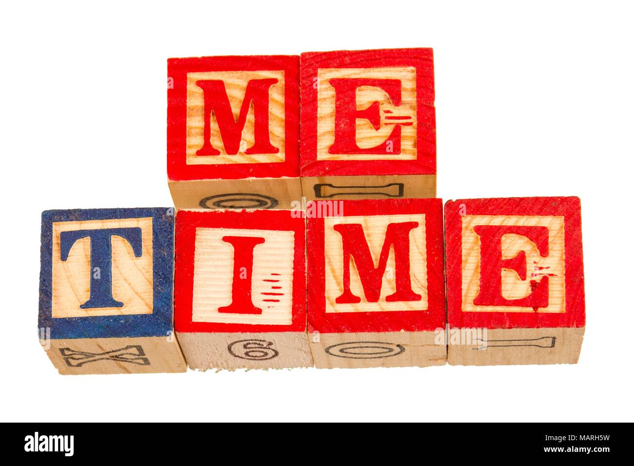 Der Begriff mir Zeit visuell dargestellt auf einem weißen Hintergrund mit bunten Holzspielzeug Bausteine Bild mit Kopie Raum im Querformat. Stockfoto