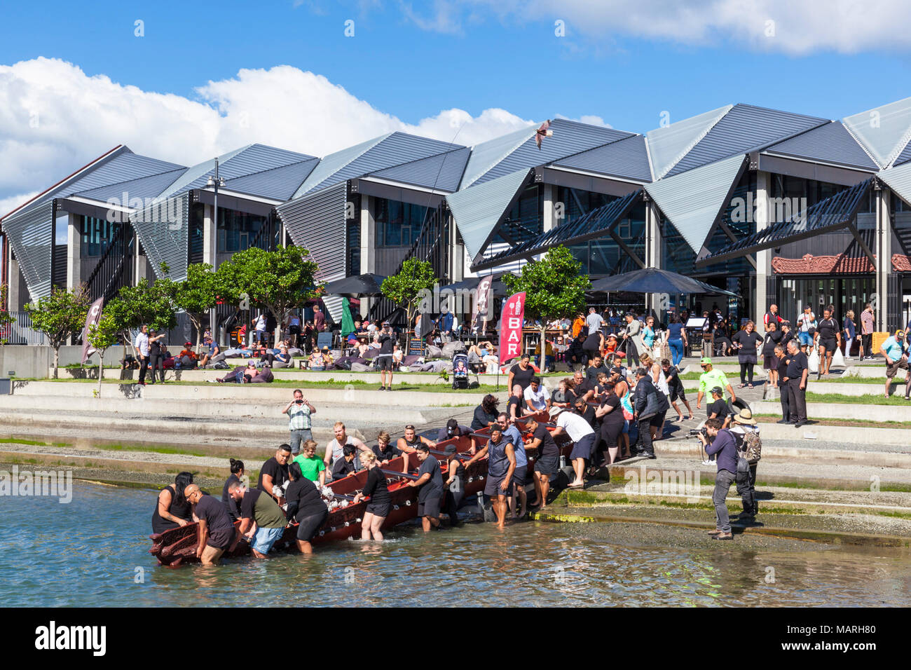 WELLINGTON NEUSEELAND startet ein maori Kanu von der Helling vor Te Wharewaka Tapere Die Wharewaka (waka) Wellington Neuseeland nz Stockfoto
