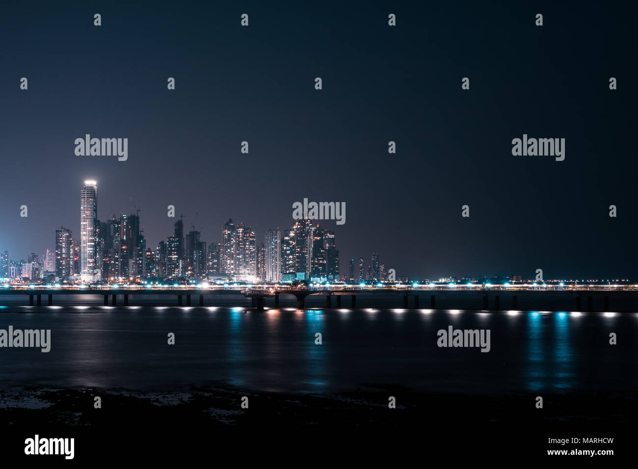 Moderne Skyline bei Nacht - Wolkenkratzer das Stadtbild, Panama City Stockfoto