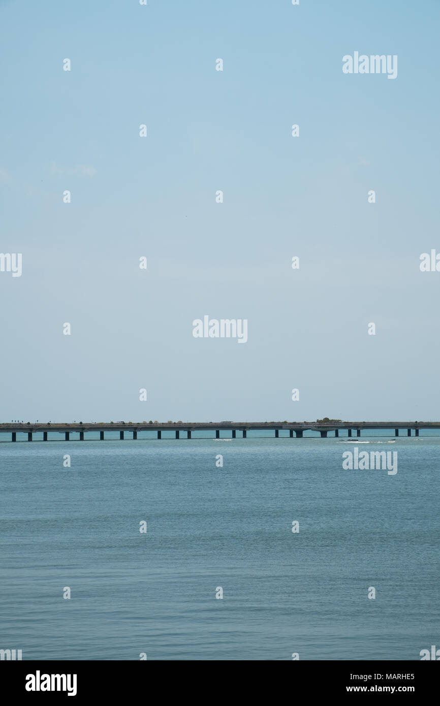 Autobahn über Meer - Straßenbrücke über Wasser, Himmel Hintergrund Stockfoto