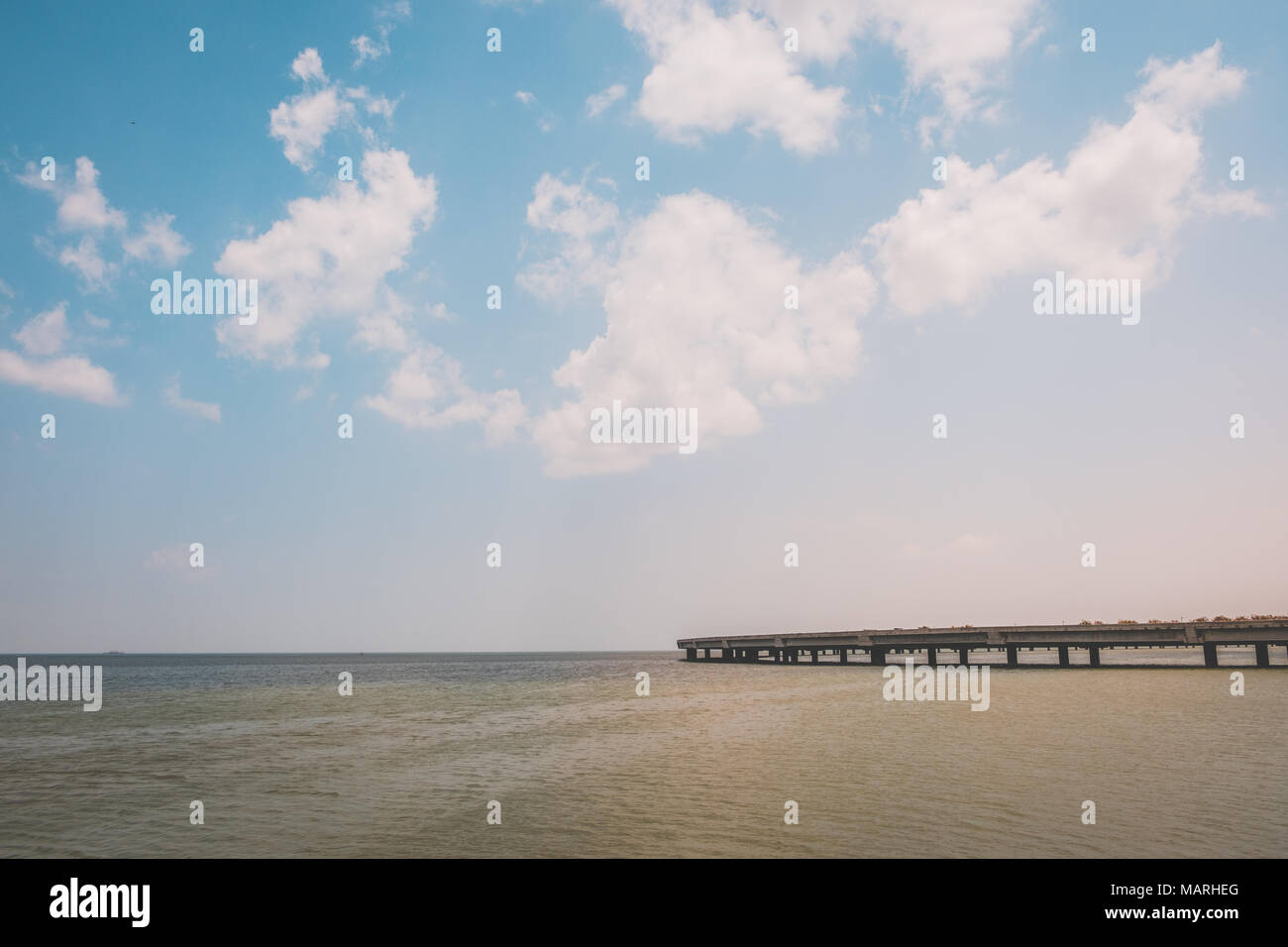 Autobahn über Meer - Straßenbrücke über Wasser, Himmel Hintergrund Stockfoto