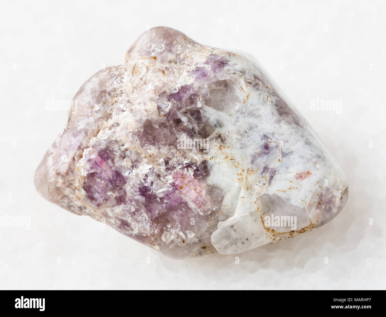 Makroaufnahmen von natürlichen Mineralgestein Muster - Pink Turmalin crystas in Lepidolite Glimmer in stolperten Quarz Stein auf weißem Hintergrund von K Stockfoto