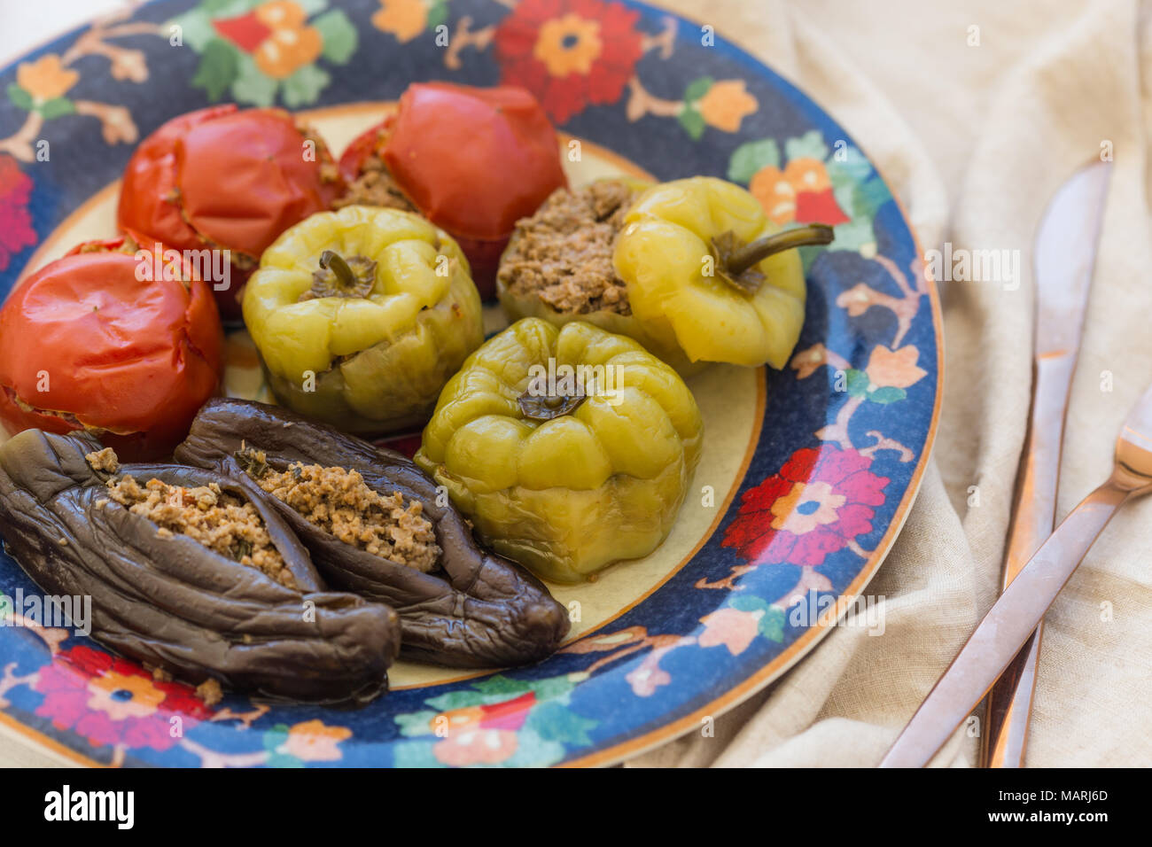 Closeup Schoß Fleisch gefüllte Tomaten, Paprika und Auberginen serviert. Horizontale Komposition. Stockfoto