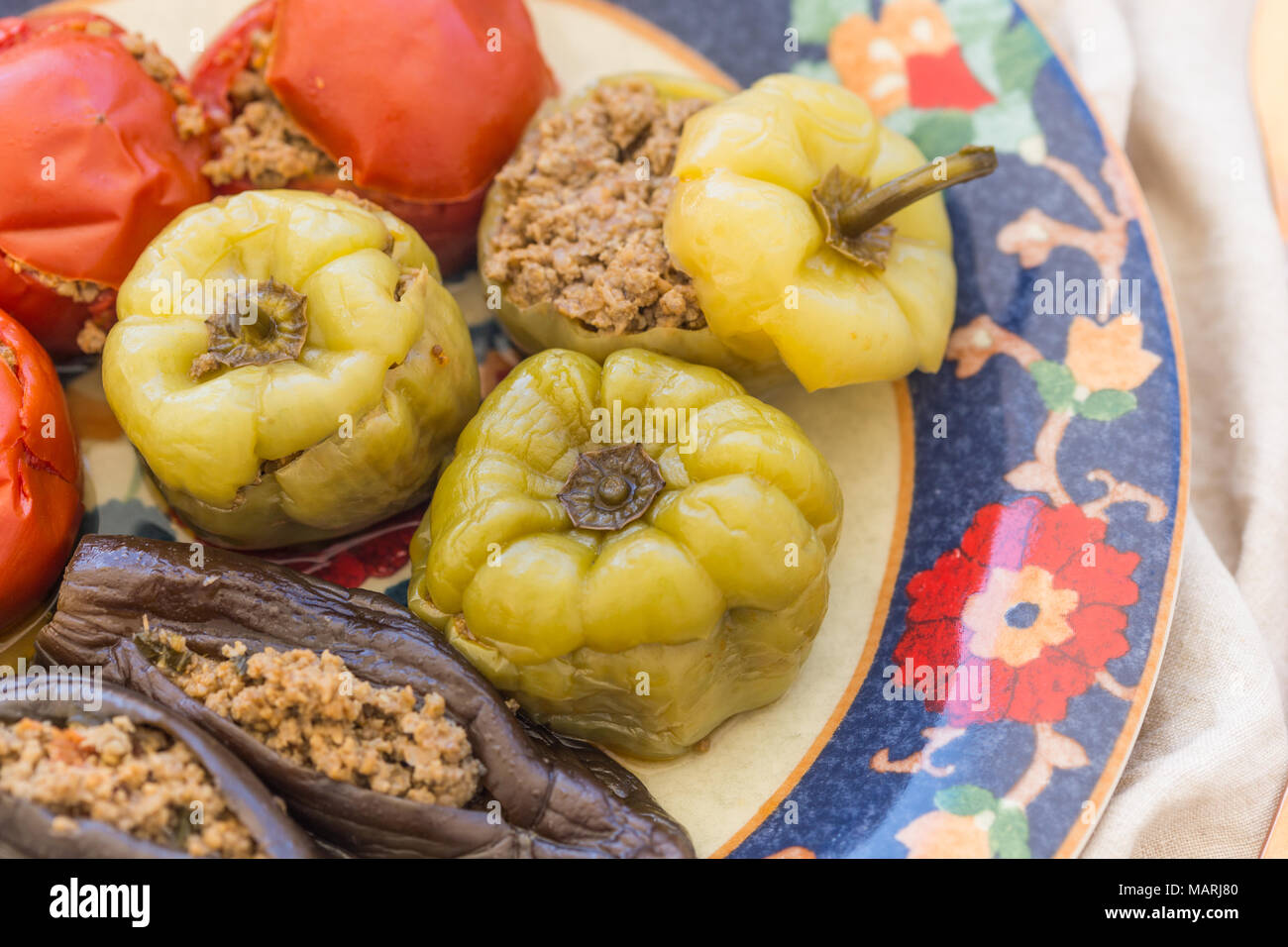 Closeup Schoß Fleisch gefüllte Tomaten, Paprika und Auberginen serviert. Horizontale Komposition. Stockfoto