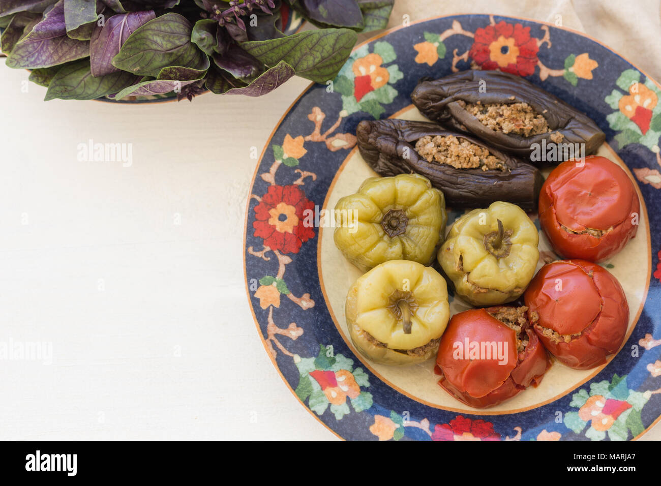 Obere Ansicht Schoß Fleisch gefüllte Paprika, Tomaten und Auberginen. Horizontale Komposition. Kopieren Sie Platz. Stockfoto