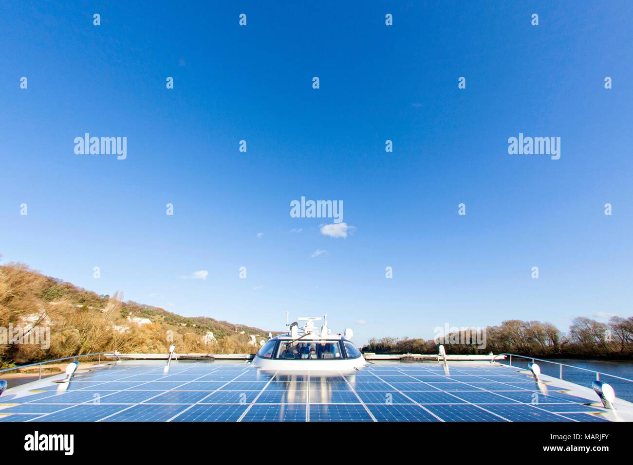 Fahrt auf der Seine mit dem Planeten Solar Yacht zwischen Rouen und die D'Amfreville sperren. Die TÛRANOR PlanetSolar ist derzeit der größte Sola Stockfoto