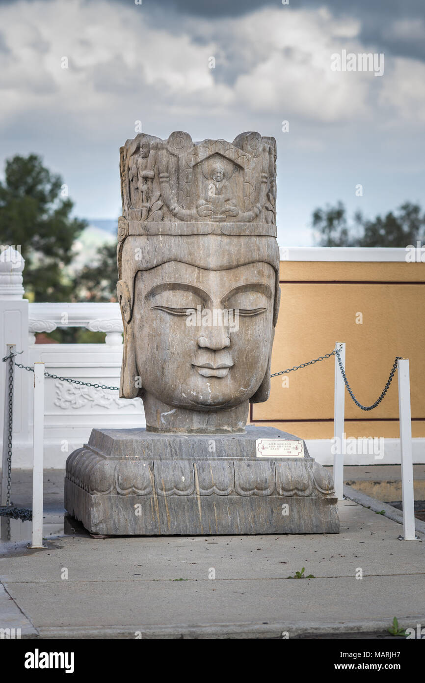 Hacienda Heights, CA, USA - 23. März 2018: Nahaufnahme des Bodhisattva Avalokitesvara Kopf steinerne Statue am Eingang Tor zu Hsi Lai buddhistischen Tempel unter Stockfoto