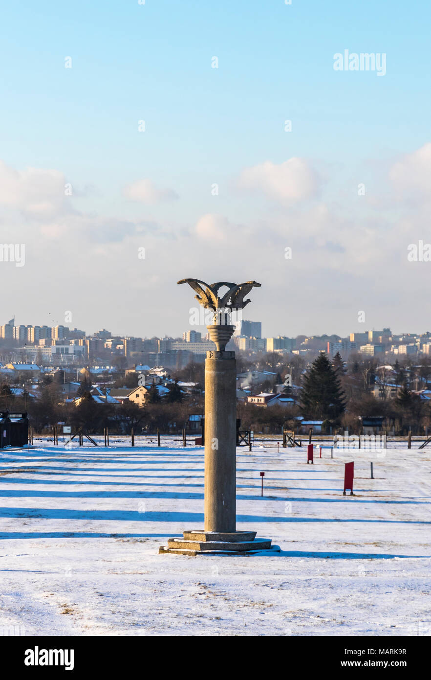 LUBLIN, Polen - Januar 17, 2018: Spalte von drei Adler. Denkmal zu Ehren der Opfer von Majdanek in Lublin, Polen Stockfoto