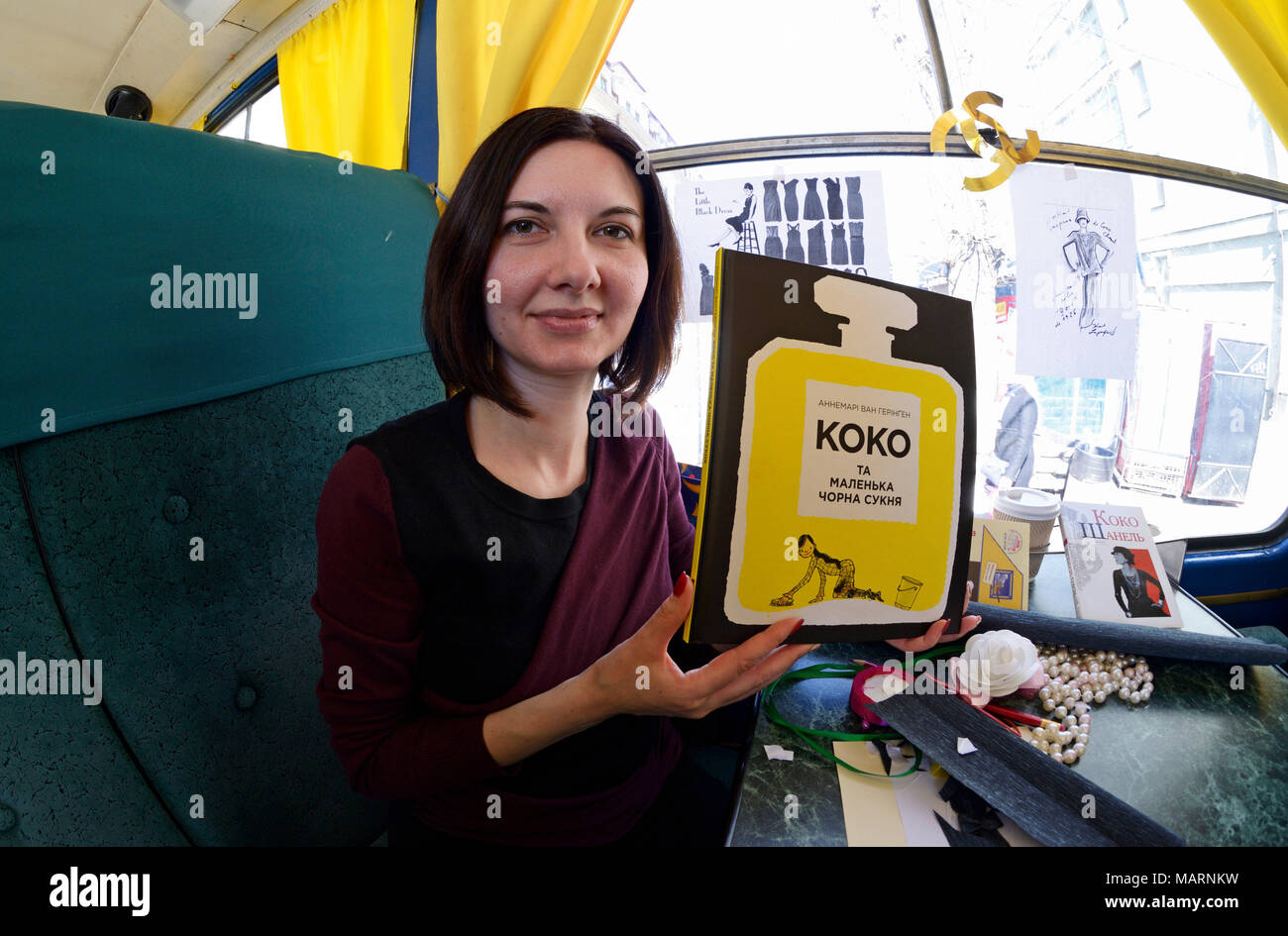 Lesen Club in Straßenbahn cabin: Lehrer Kinder Bilder in Kinderbüchern. März 26, 2018. Kiew, Ukraine Stockfoto