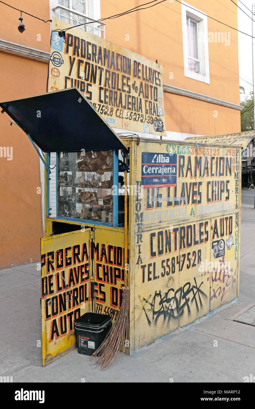 Ein bürgersteig Schlosser stand in Mexiko City, Mexiko, spezialisiert auf Schlüssel und Schlösser ist eine altmodische Art der Pop-up-Unternehmen. Stockfoto