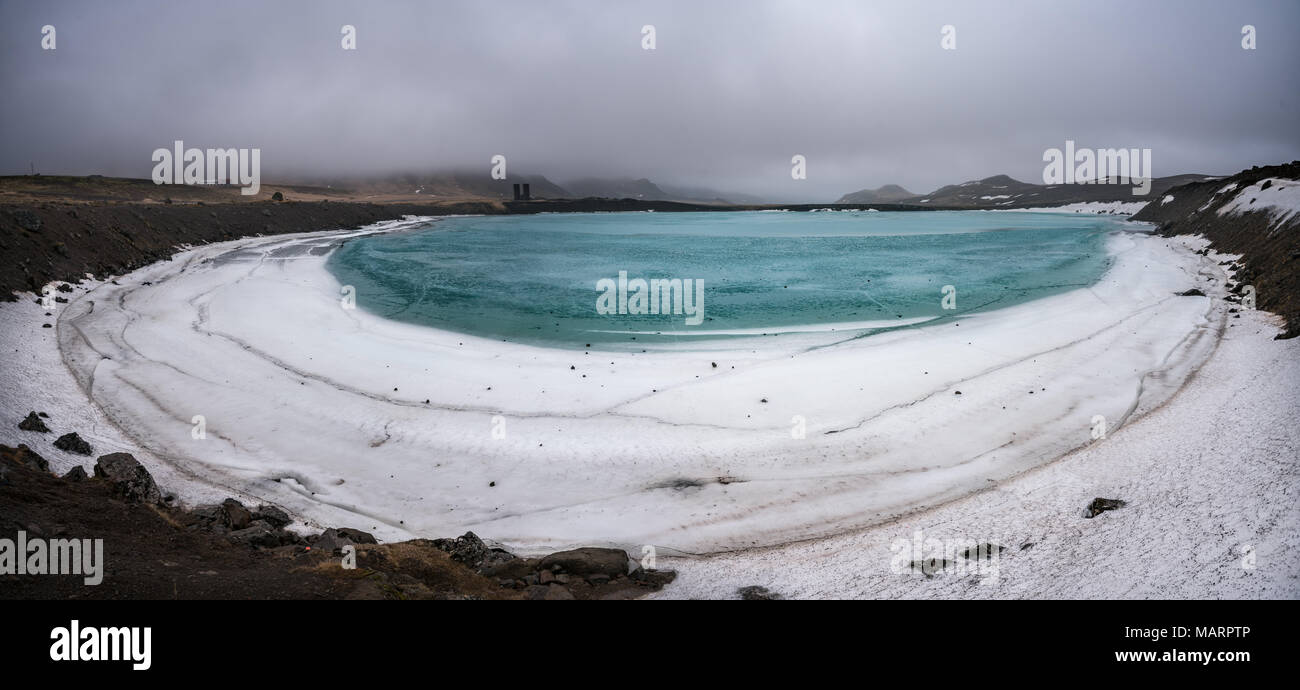 Panorama der Crater Lake, Gigvatnsvatn bei bewölktem Winter Tag in Island Stockfoto