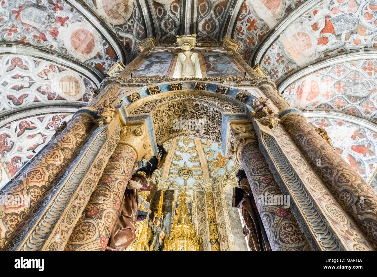 Kloster von Christus, Tomar, Portugal. Detail des Inneren der runde Kirche oder Rotunde mit romanischen und gotischen Gemälden dekoriert Stockfoto