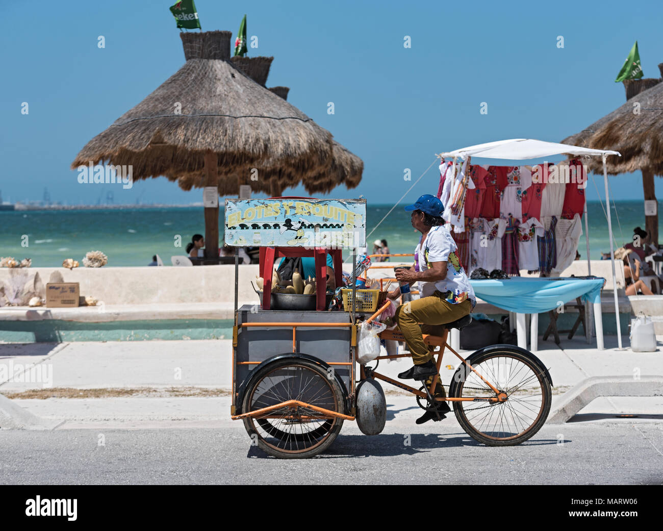 Obst Verkäufer auf ein gelbes Dreirad auf der Quay Street von Progreso, Yucatan, Mexiko Stockfoto