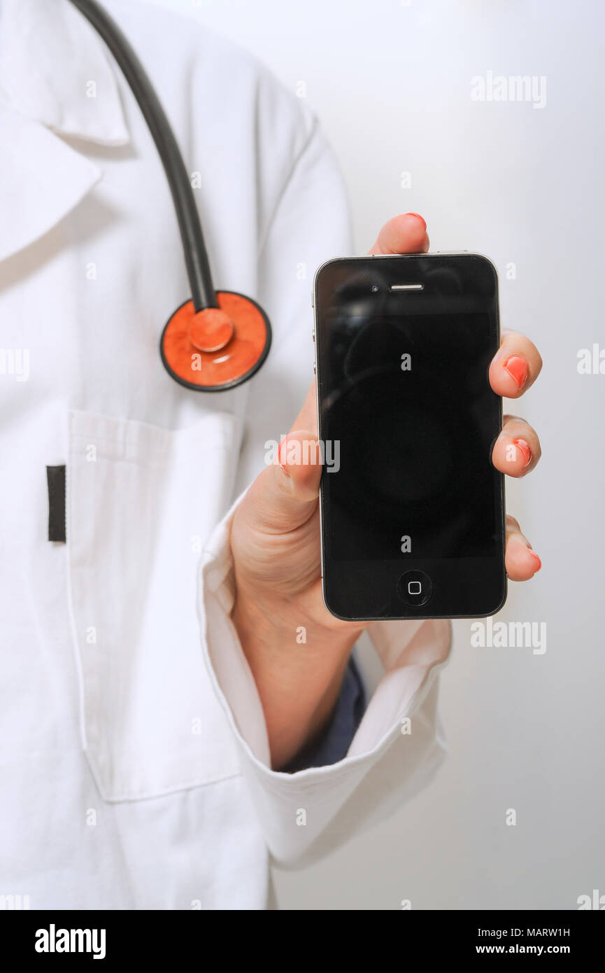 Arzt mit und präsentieren smartphone Stockfoto