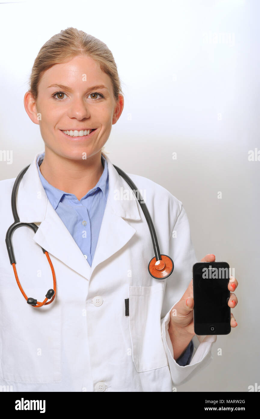 Arzt mit und präsentieren smartphone Stockfoto
