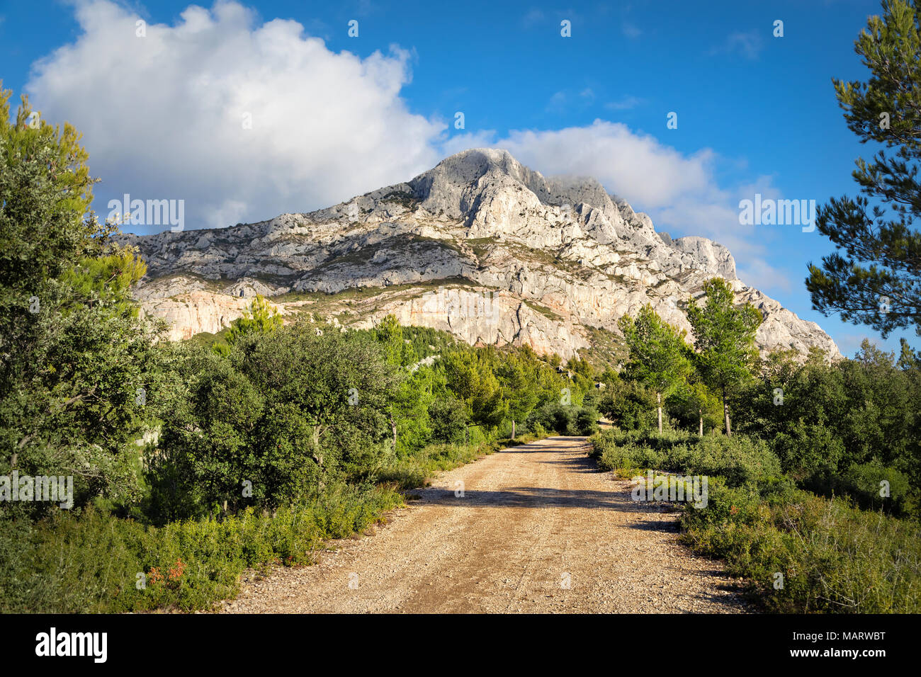 Montagne Sainte-Victoire - ein Kalkstein Bergrücken im Süden Frankreichs in der Nähe von Aix-en-Provence Stockfoto