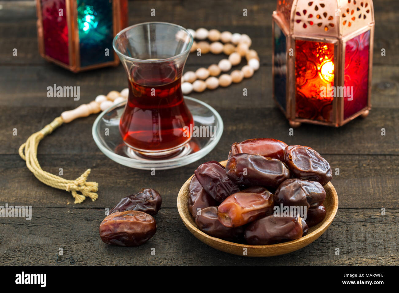 Ramadan lampe und daten auf holzuntergrund. orientalische laterne