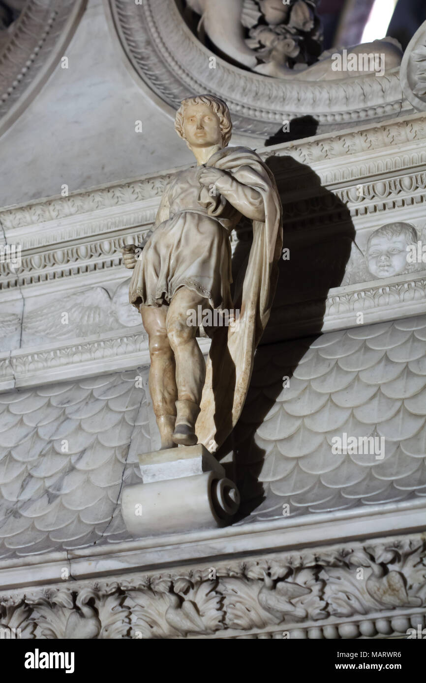 Saint Proculus von Bologna (San Procolo) geschnitzt von der italienischen Renaissance Bildhauer Michelangelo Buonarroti (1495) auf die Arca di San Domenico (Schrein des Heiligen Dominikus) in der Basilika San Domenico (Basilica di San Domenico) in Bologna, Emilia-Romagna, Italien. Stockfoto