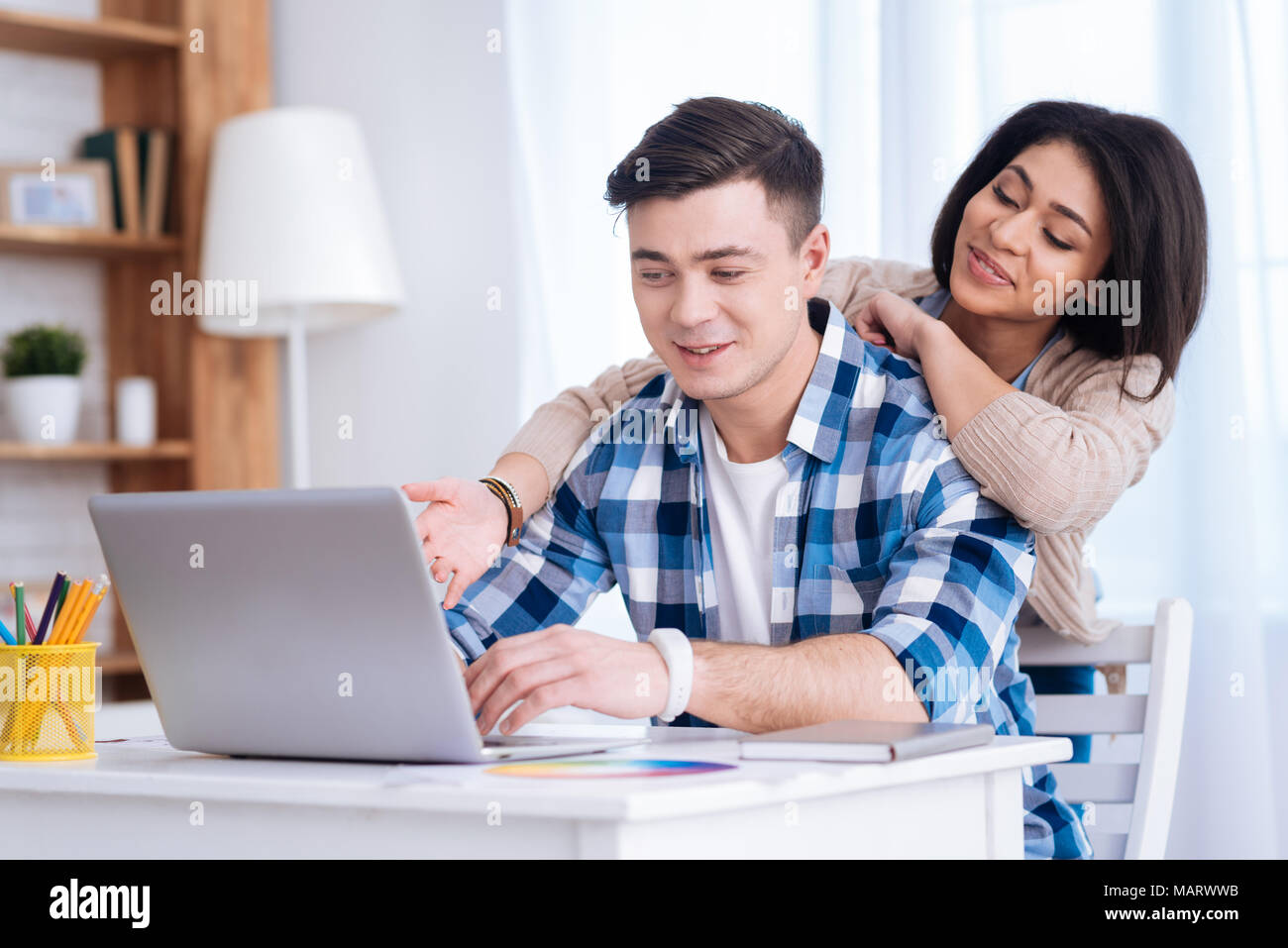 Frohe angenehmes Paar Surfen im Internet Stockfoto
